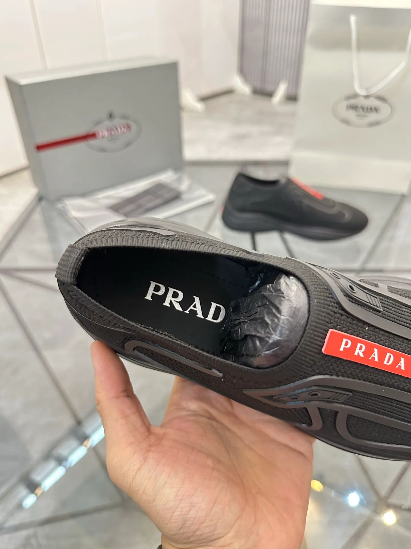 Men's shoes: 💰P460¥ High-end top quality Product trademark: Prada *"Prada*" low-top casual shoes Regular size: 38-45 (can be customized to 46) Product materials: imported original breathable fly knit upper, breathable lining, original outsole. No.: 001